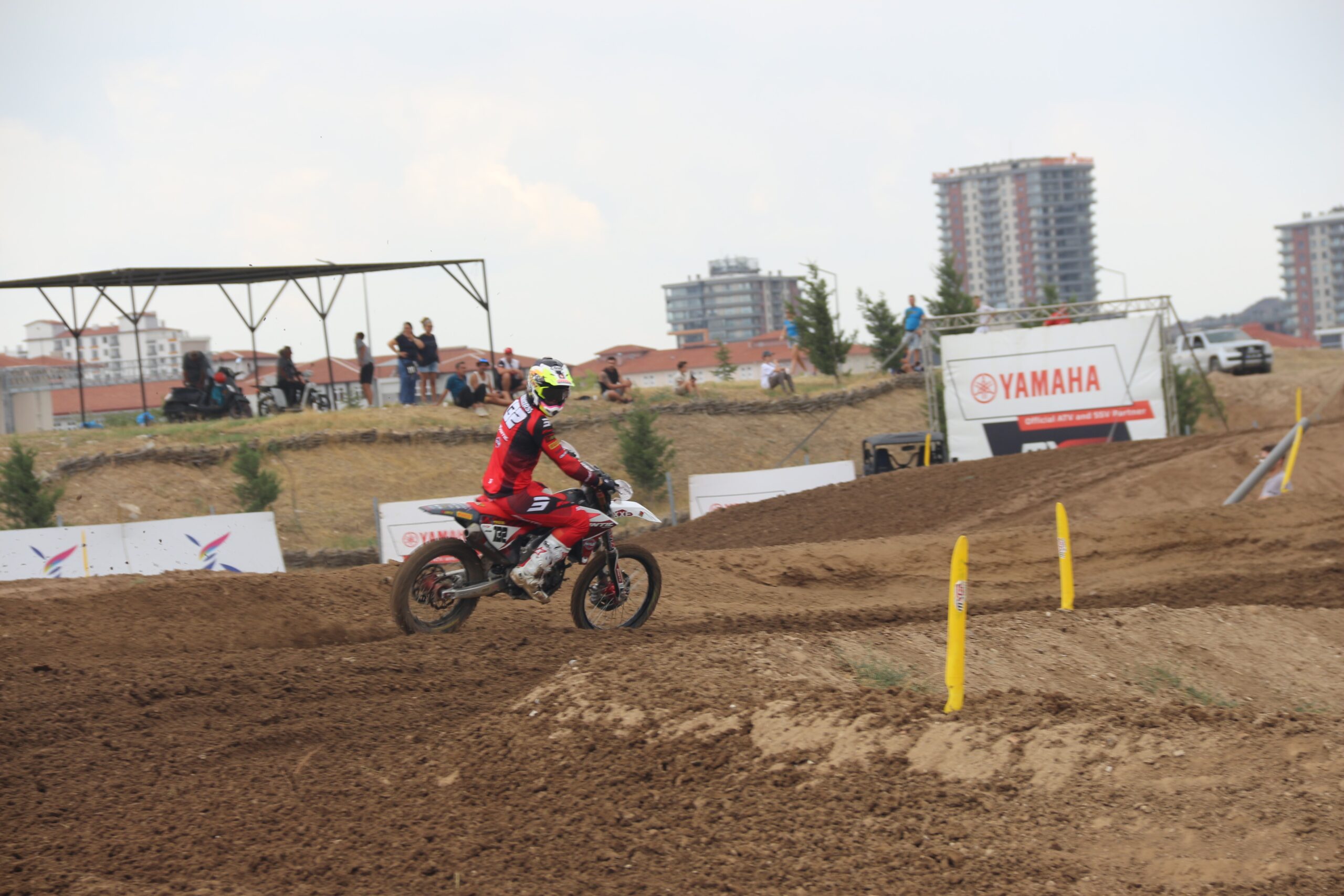 Dünya Motokros Şampiyonası MXGP’de sıralama yarışları başladı. 24 sporcunun katıldığı