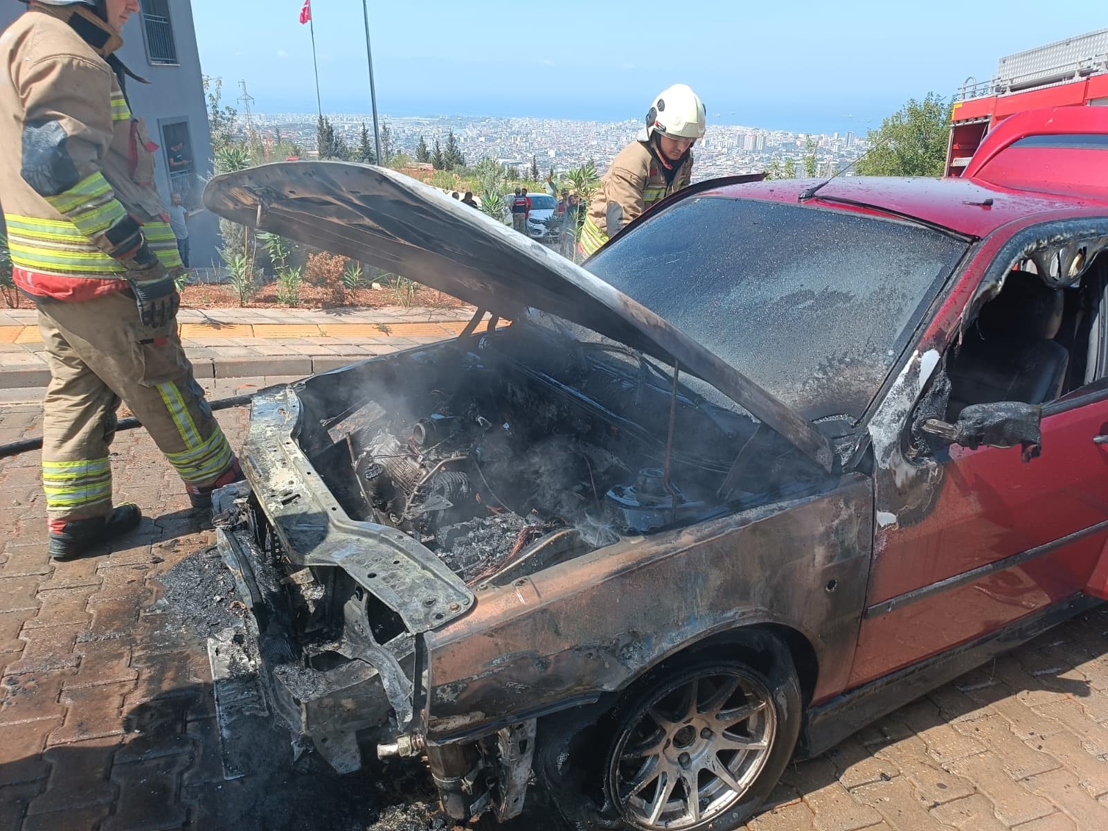 Hatay'ın İskenderun ilçesinde seyir halindeki Tofaş marka otomobilde yangın çıktı.