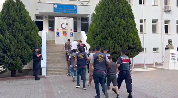 FETÖ Tehdidiyle 1 Milyon 293 Bin Lira Dolandıran Sahte Polisler Yakalandı Adana’nın Pozantı ilçesinde 68 yaşındaki vatandaşı telefonla arayarak kendilerini polis
