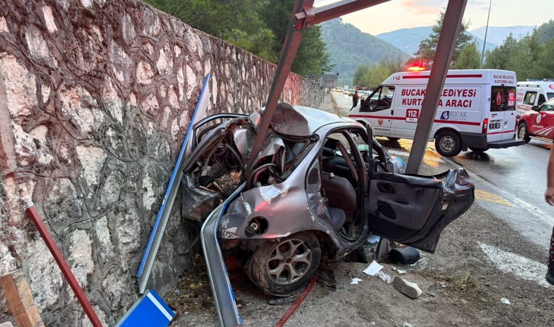 Sürücüsünün direksiyon hakimiyetini kaybetmesi sonucu yol kenarındaki levhaya çarpan otomobilde