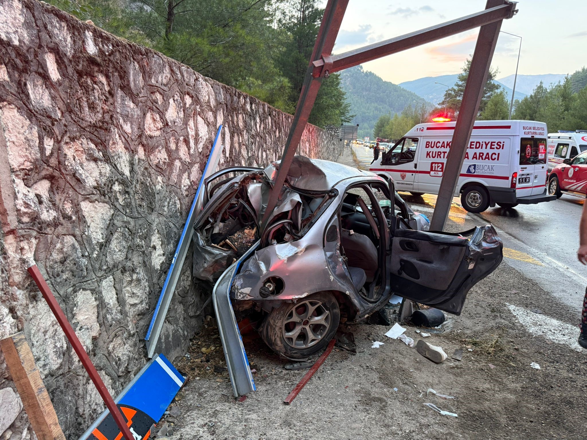 Sürücüsünün direksiyon hakimiyetini kaybetmesi sonucu yol kenarındaki levhaya çarpan otomobilde