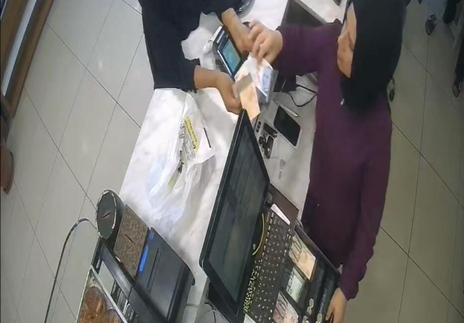 Bursa'nın Yıldırım ilçesinde, "tırnakçılık" yöntemiyle dolandırıcılık yapmaya çalıştıkları iddia edilen