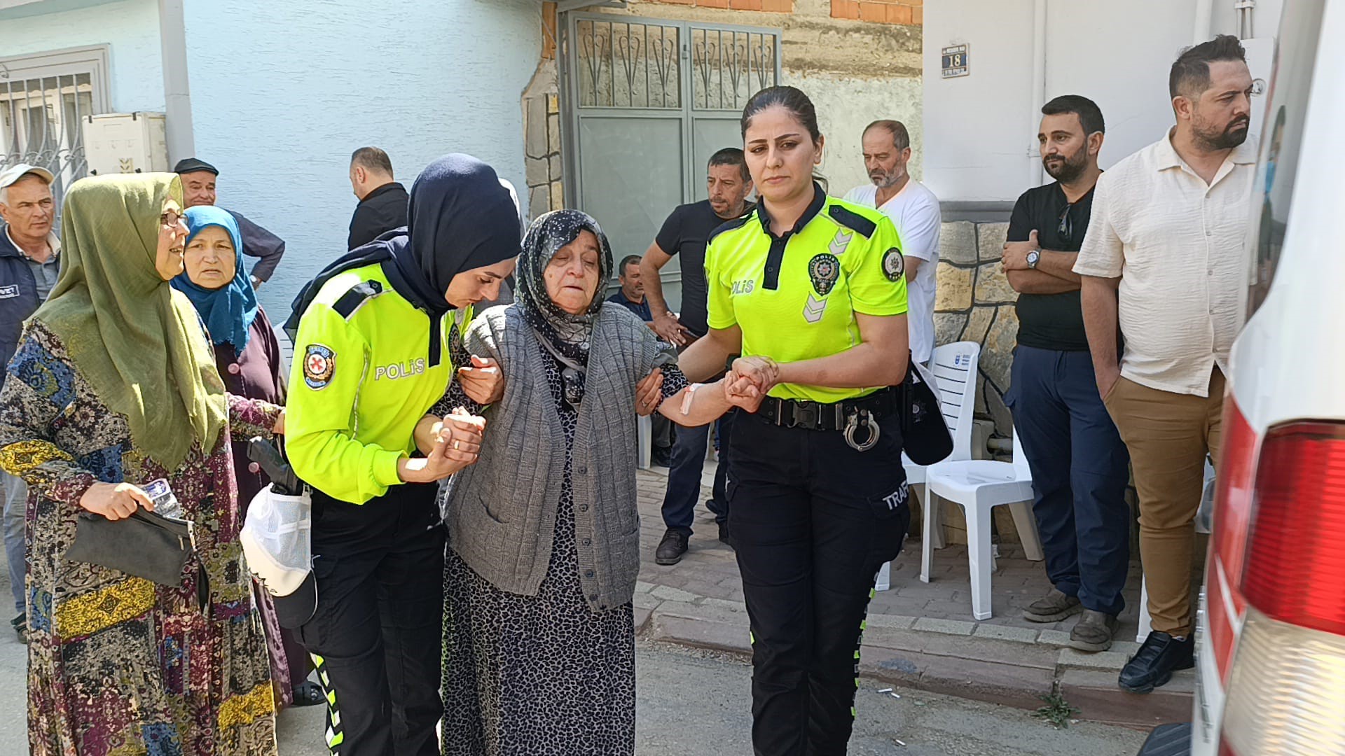 İzmir'de bir polis karakoluna düzenlenen silahlı saldırıda şehit olan 1.