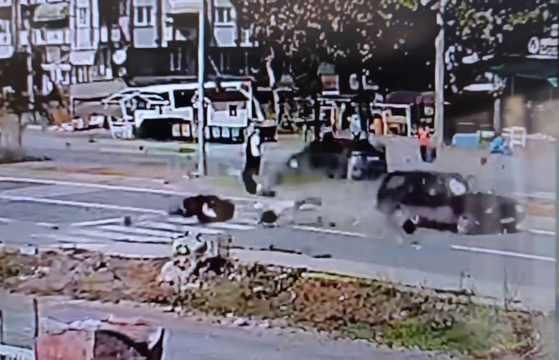 Sakarya'nın Karasu ilçesinde, yaya geçidinden elektrikli bisikletle geçmeye çalışan anne