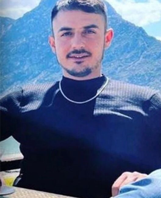 Isparta’nın Turan Mahallesi’nde, 19 yaşındaki sürücünün kontrolünü kaybettiği otomobilin çarpması