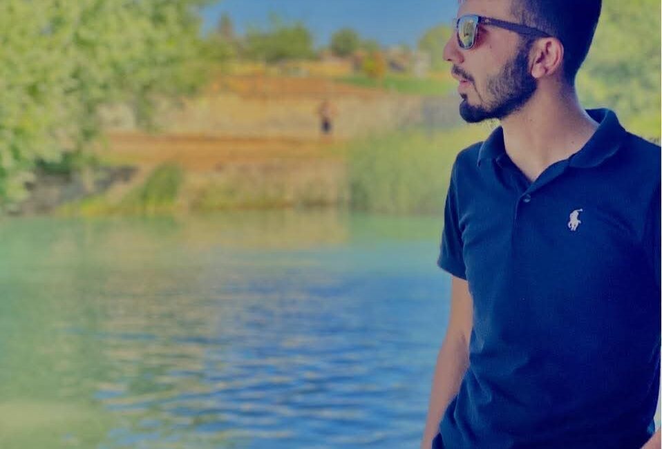 Şanlıurfa’nın Karaköprü ilçesinde traktöre çarpan motosikletin sürücüsü hayatını kaybetti.
