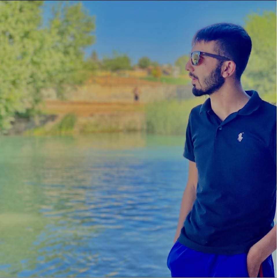 Şanlıurfa’nın Karaköprü ilçesinde traktöre çarpan motosikletin sürücüsü hayatını kaybetti.