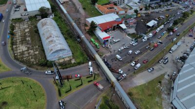 Meksika'nın Atlacomulco kentinde, bir yük treninin hemzemin geçitte yolcu otobüsüne