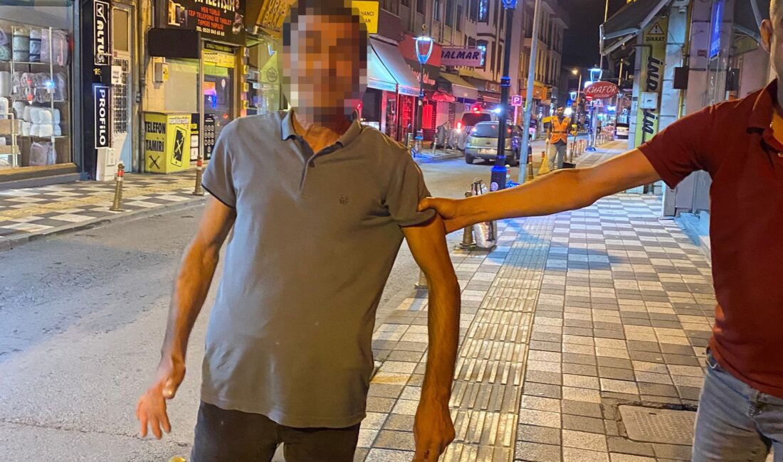 Bartın Hendekyanı Caddesi’nde iki alkollü şahıs caddeyi birbirine kattı. Ayakta