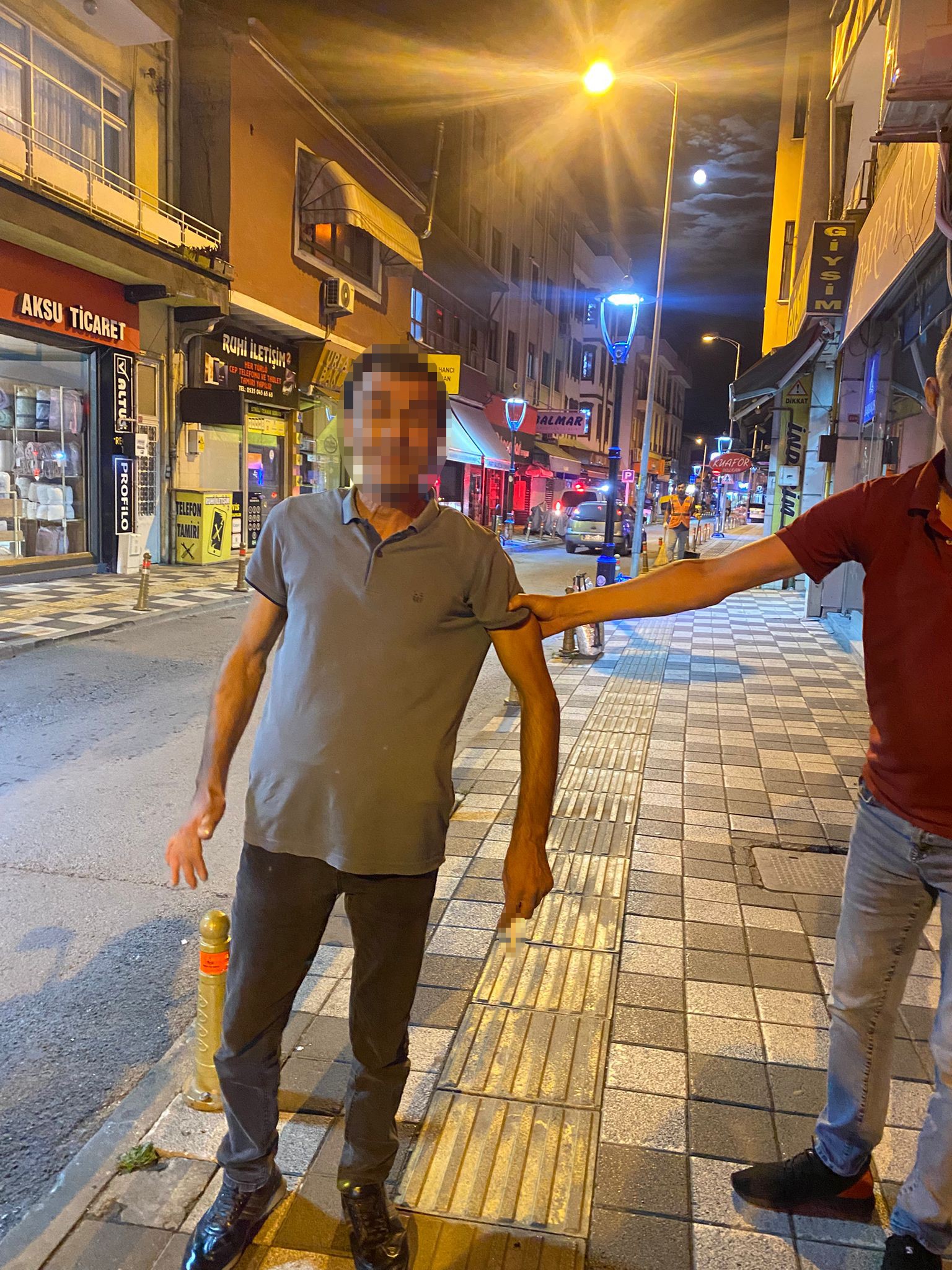 Bartın Hendekyanı Caddesi’nde iki alkollü şahıs caddeyi birbirine kattı. Ayakta