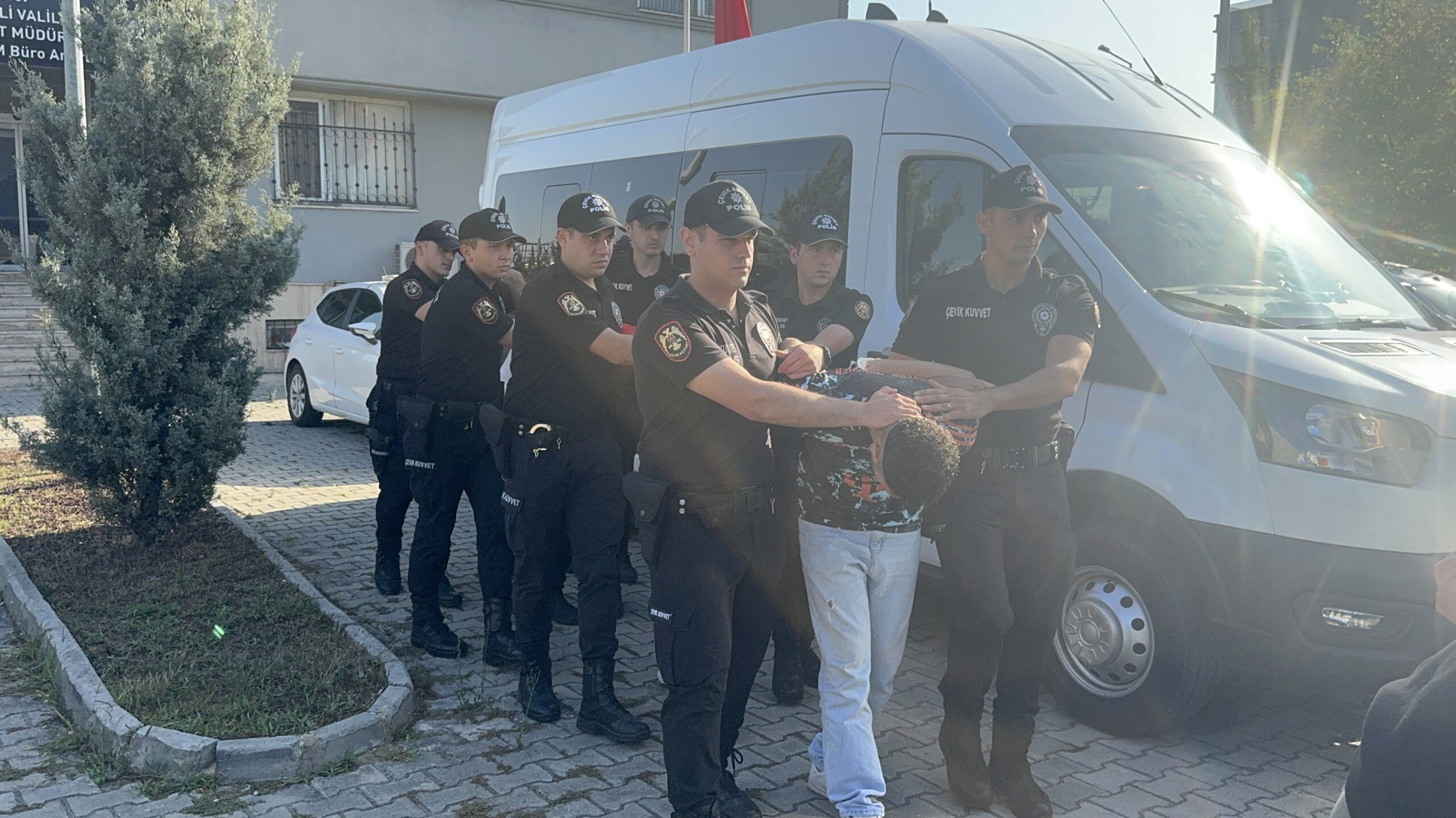 Kocaeli’nin Çayırova ilçesinde 5 otomobilin hasar gördüğü bombalı saldırının arkasında