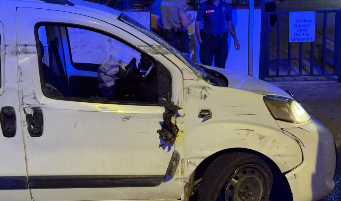 Denizli'nin Pamukkale ilçesinde gece saatlerinde meydana gelen trafik kazasında, kontrolden