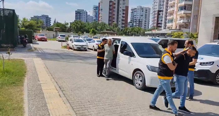 Temizlik İşçisini Döven Baba ve Oğul Yakalandı Adana’nın Seyhan ilçesinde belediye temizlik işçisi, apartmandan aşağı çöp atan