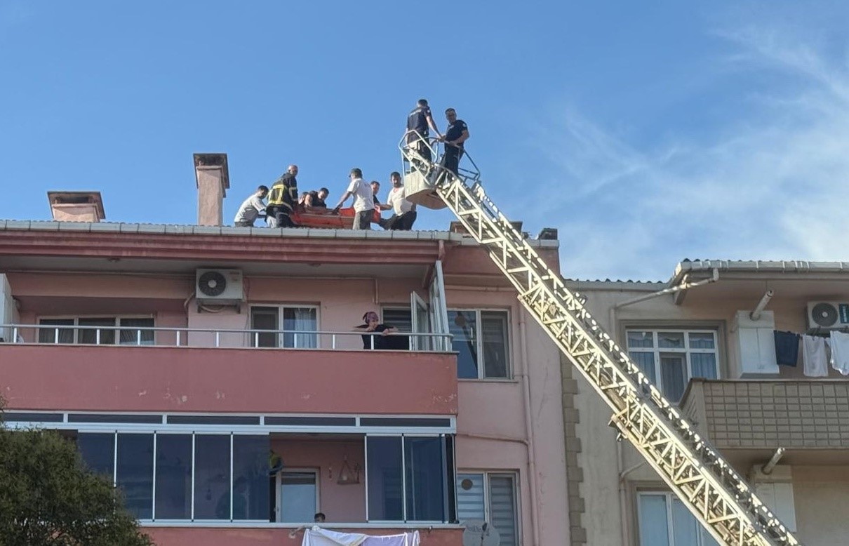 Çanakkale'nin Çan ilçesinde 5 katlı bir binanın çatısını tamir ederken