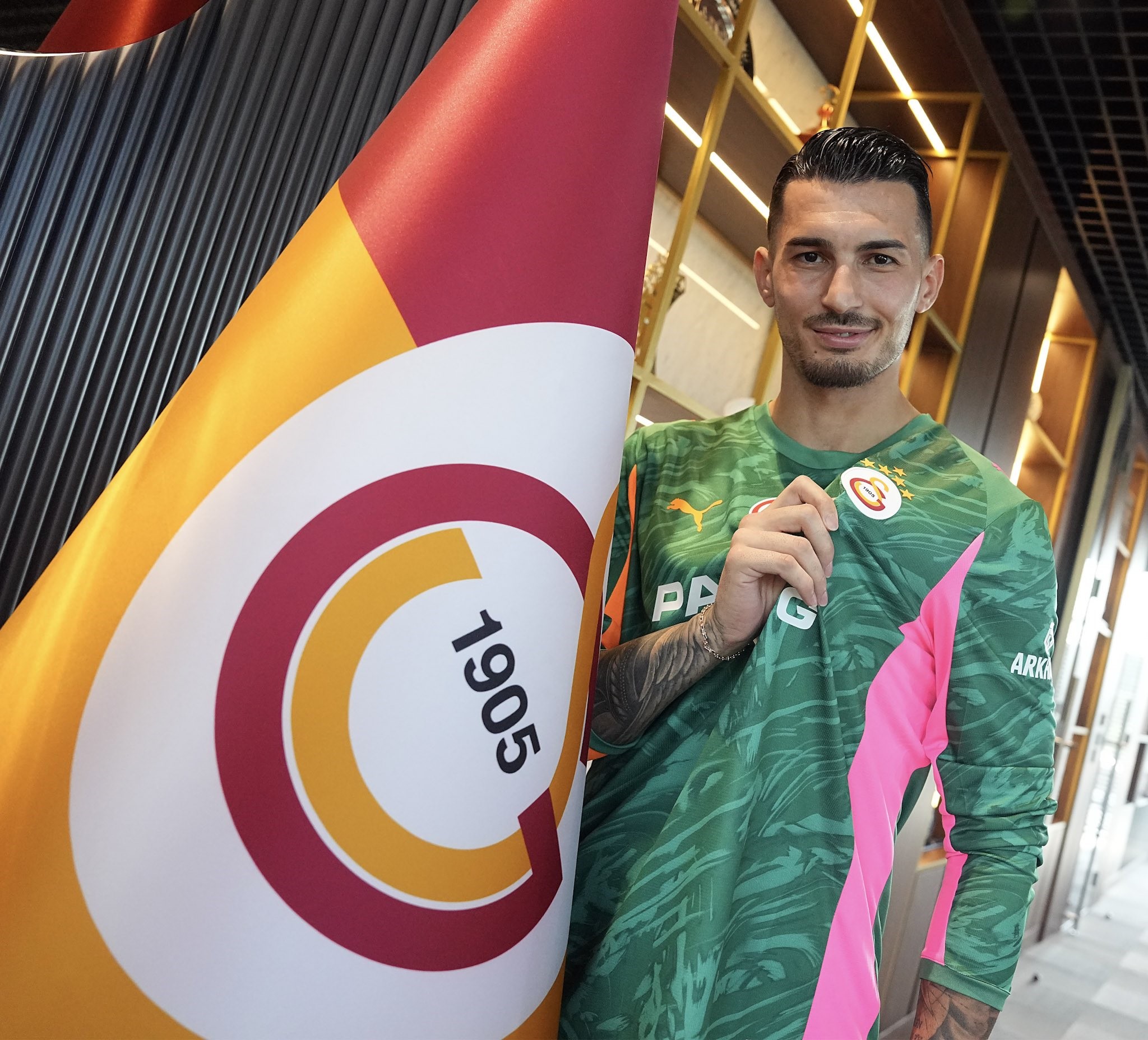Galatasaray’ın Trabzonspor’dan transfer ettiği milli kaleci Uğurcan Çakır, sarı-kırmızılılarla 5