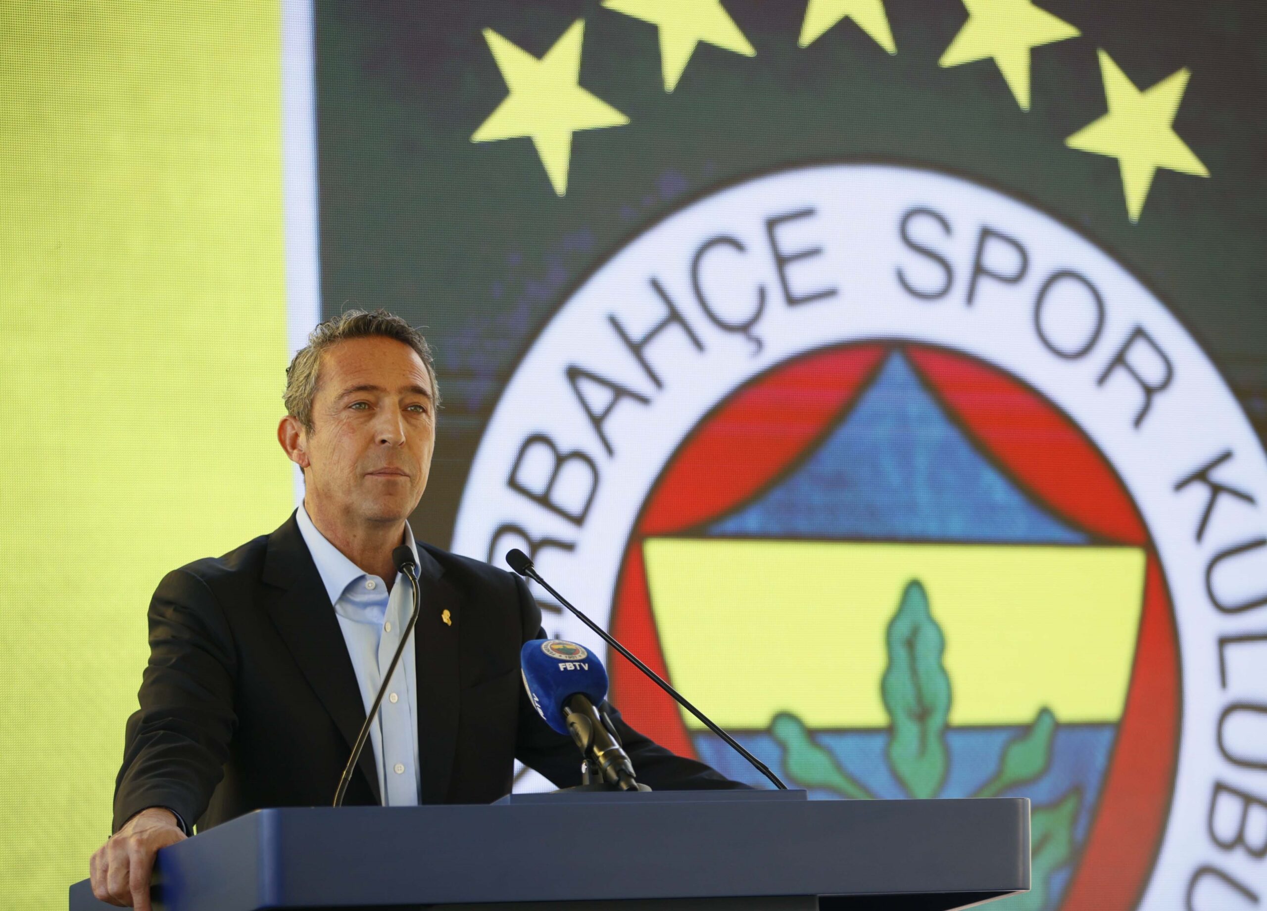Fenerbahçe, Jose Mourinho ile yollarını ayırmasının ardından takımın başına 39