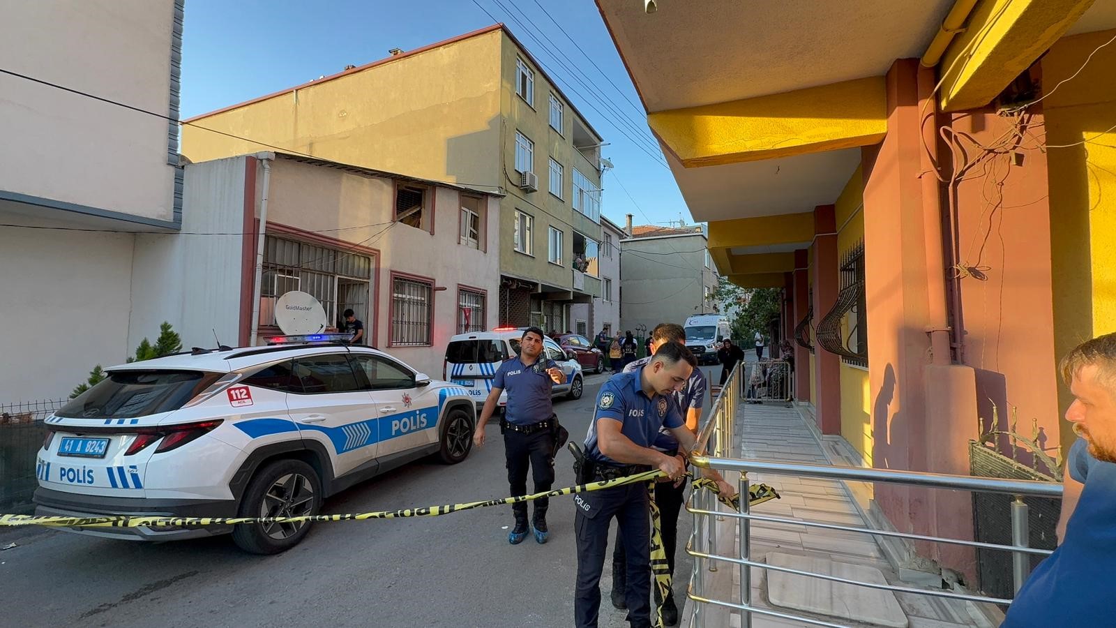 Kocaeli'nin Gebze ilçesinde, bir daireden yayılan kötü koku üzerine eve