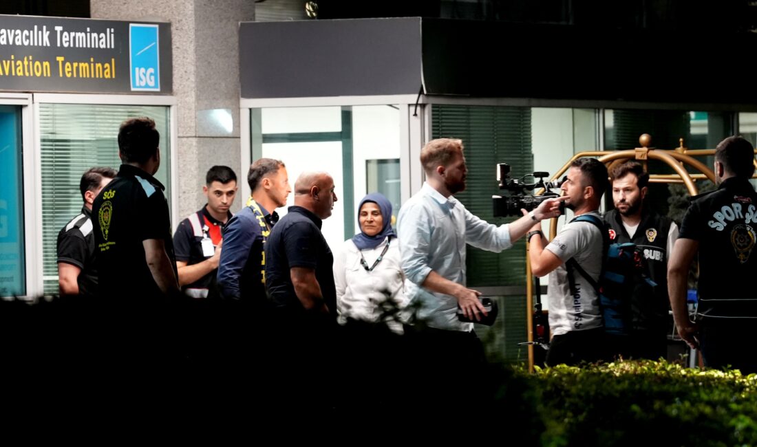 Fenerbahçe’nin Yeni Teknik Direktörü Domenico Tedesco İstanbul’da Fenerbahçe, Jose Mourinho ile yollarını ayırmasının ardından takımın başına 39