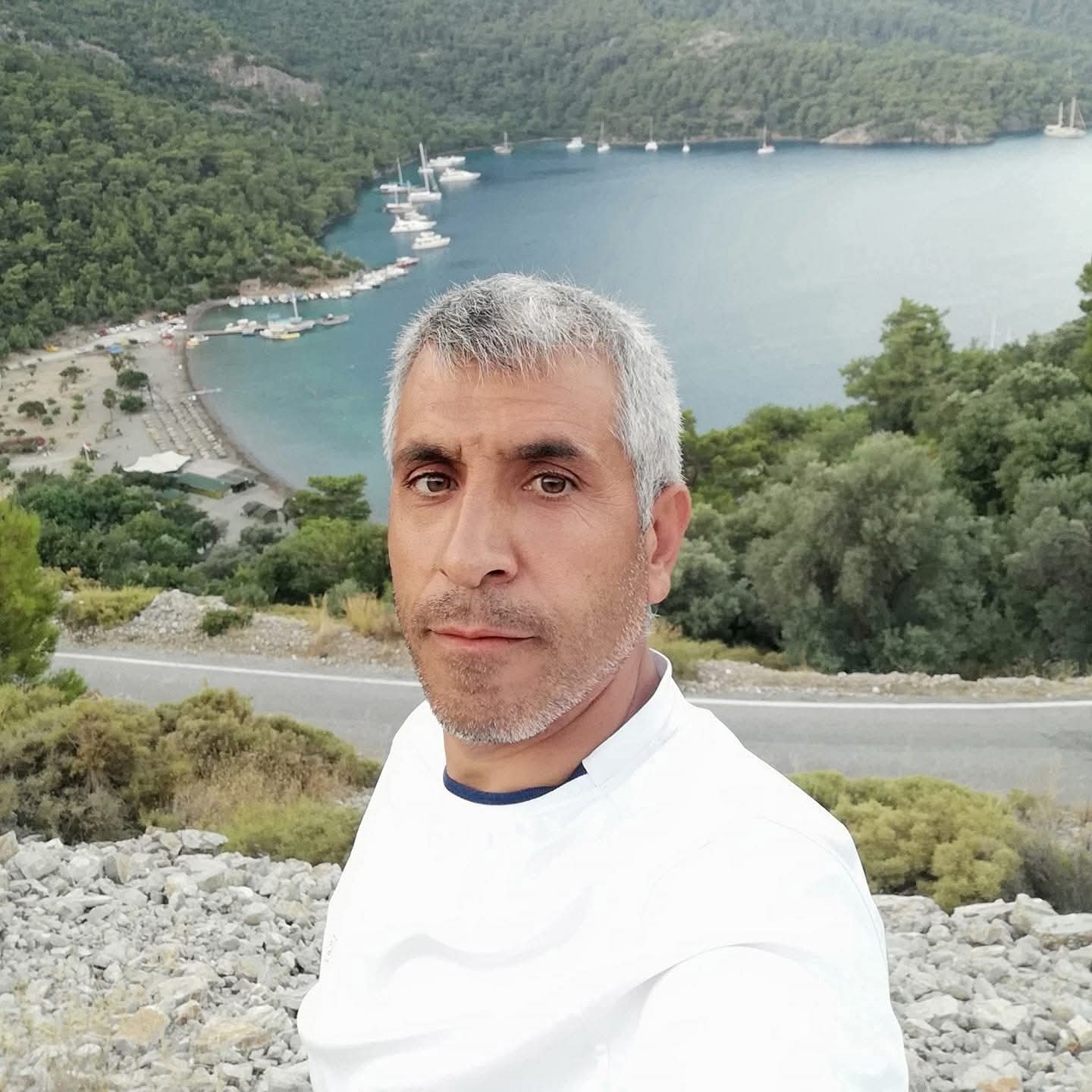 Denizli’nin Çameli ilçesinde tarlasına yaban domuzlarına karşı koruma amacıyla elektrik