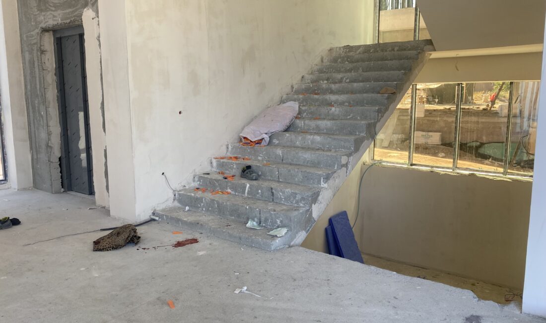 Eskişehir’in Ertuğrulgazi Mahallesi’nde bulunan bir inşaatta çalışan işçi, merdivenlerden yuvarlanarak