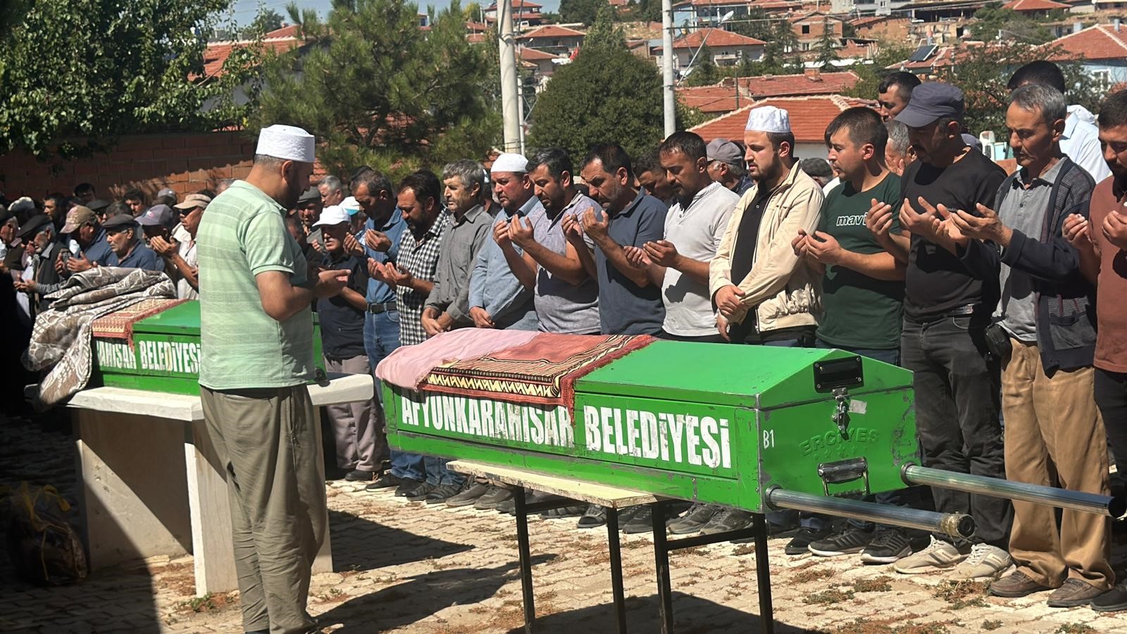 Afyonkarahisar’ın Örnekevler Mahallesi’nde boşanmanın hemen ardından kanlı bir olay yaşandı.