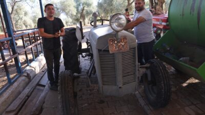 Aydın’ın Efeler ilçesi Kuyucular Mahallesi’nde bulunan 77 yıllık traktör, ilk