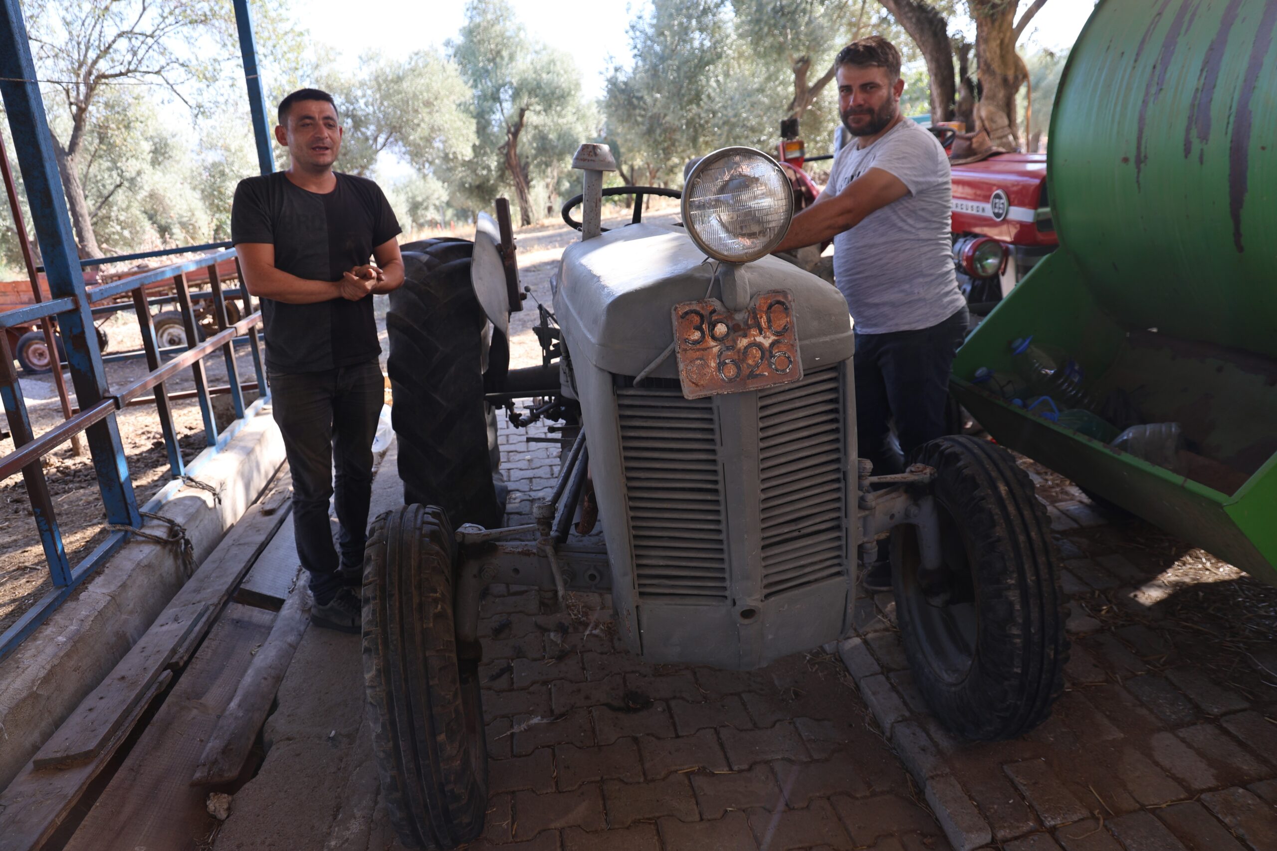 Aydın’ın Efeler ilçesi Kuyucular Mahallesi’nde bulunan 77 yıllık traktör, ilk