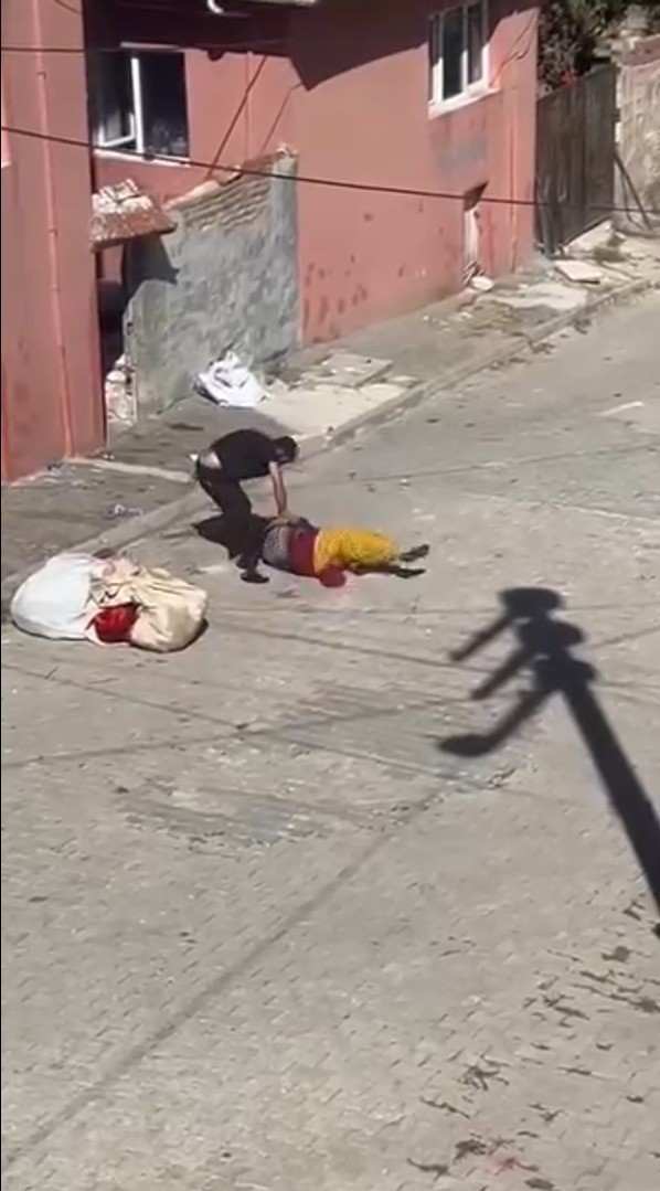 Eskişehir’de yabancı uyruklu bir şahıs, sokak ortasında eşini dakikalarca dövdü.