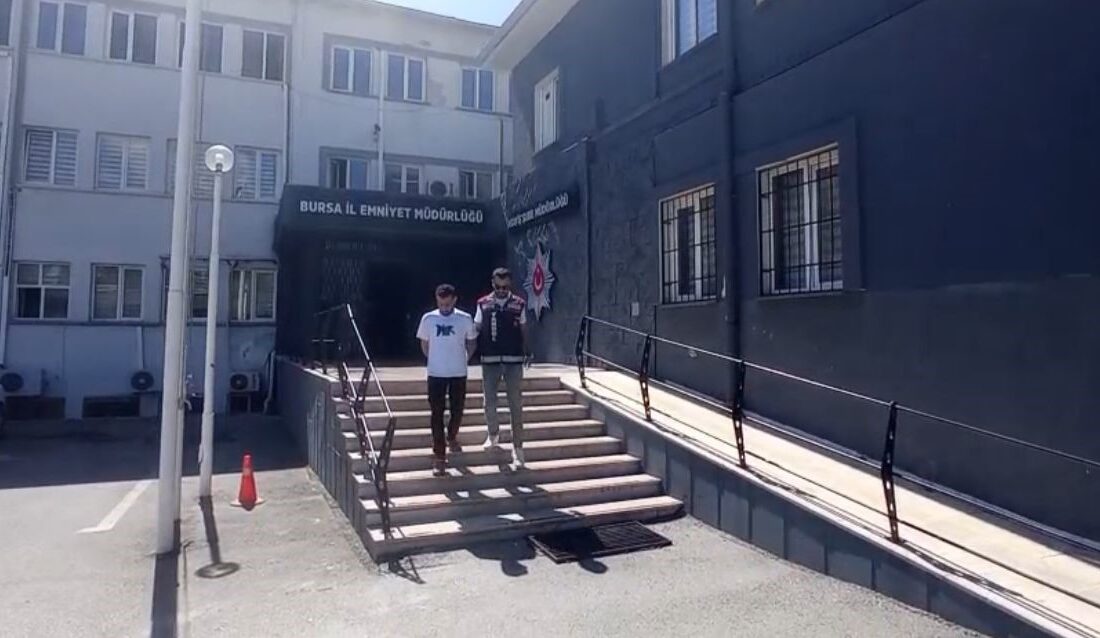 Bursa'da, ATM'de para çekmeye çalışan vatandaşlara yaklaşarak sahte dekont gösteren