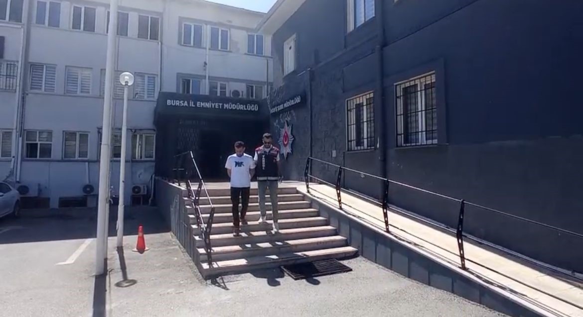 Bursa'da, ATM'de para çekmeye çalışan vatandaşlara yaklaşarak sahte dekont gösteren