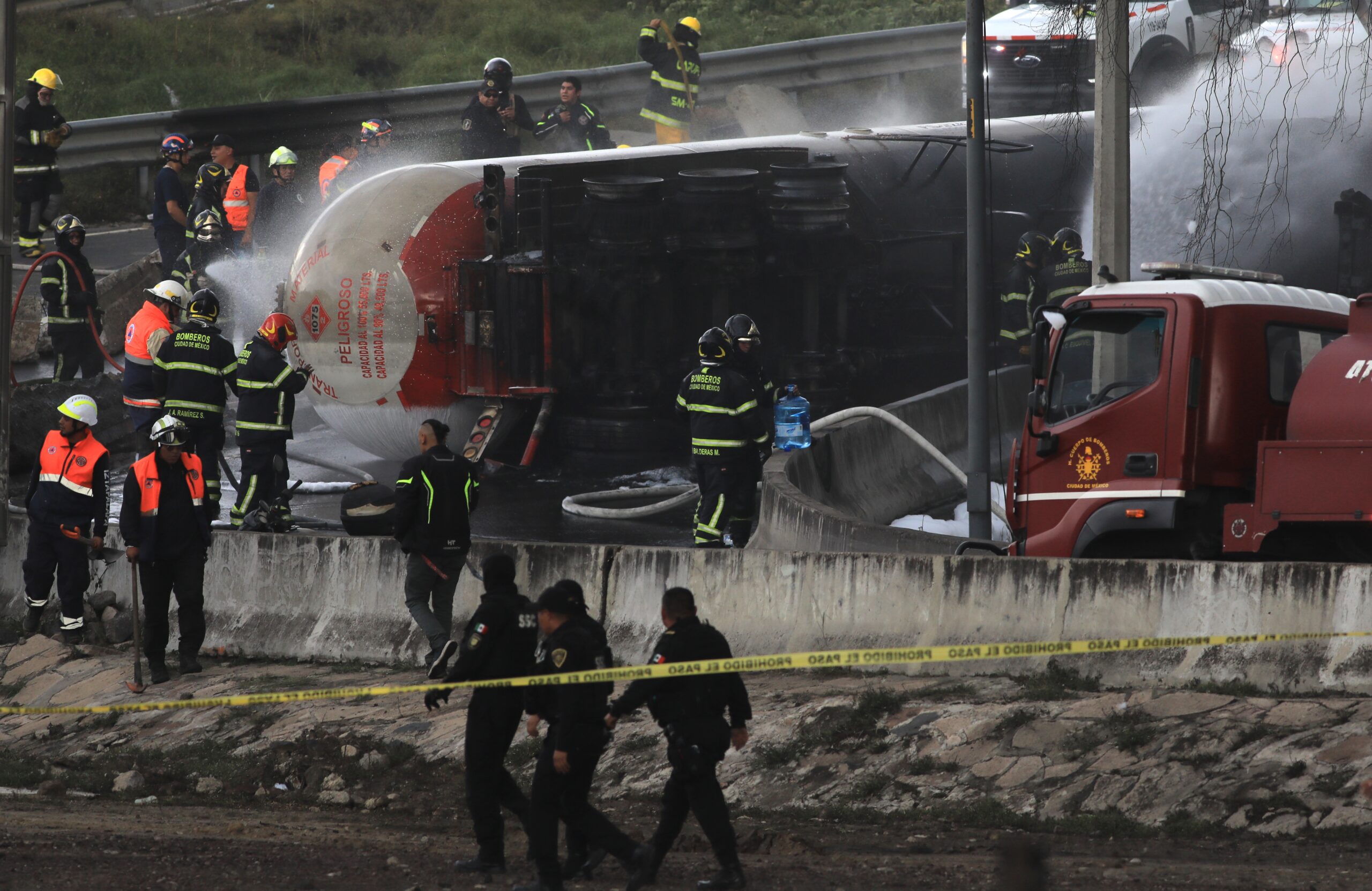 Meksika'nın başkenti Mexico City'de, sıvılaştırılmış petrol gazı (LPG) taşıyan bir