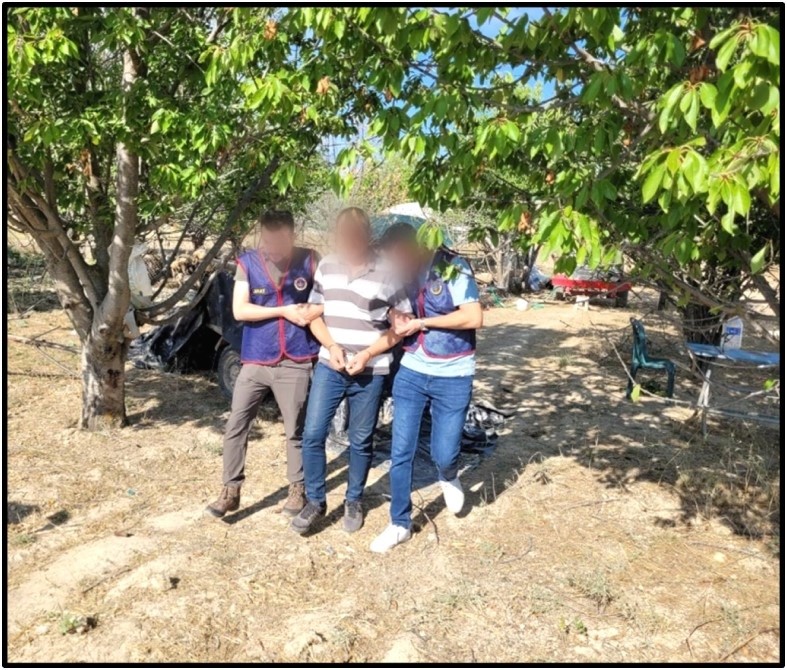 Denizli İl Jandarma Komutanlığı ekipleri, farklı suçlardan aranan şahıslara yönelik