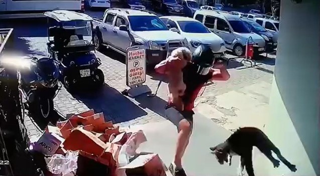 Antalya'nın Alanya ilçesi Avsallar Mahallesi'nde motosikleti ve köpeğiyle bir iş