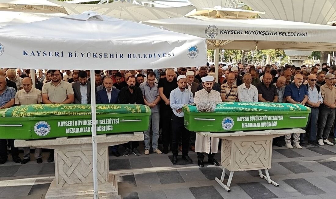 Kayseri'nin Kocasinan ilçesinde meydana gelen trafik kazasında hayatını kaybeden anne-oğulun cenazesi