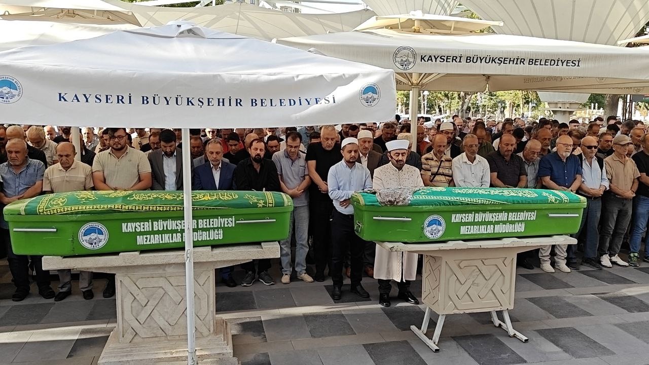 Kayseri'nin Kocasinan ilçesinde meydana gelen trafik kazasında hayatını kaybeden anne-oğulun cenazesi