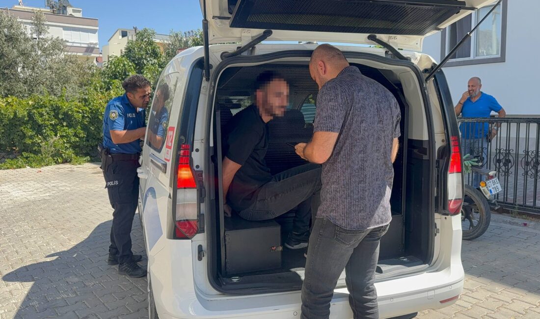 Antalya'nın Gazipaşa ilçesinde yaşanan silahlı saldırıda, kaldırımda ailesiyle yürüyen bir