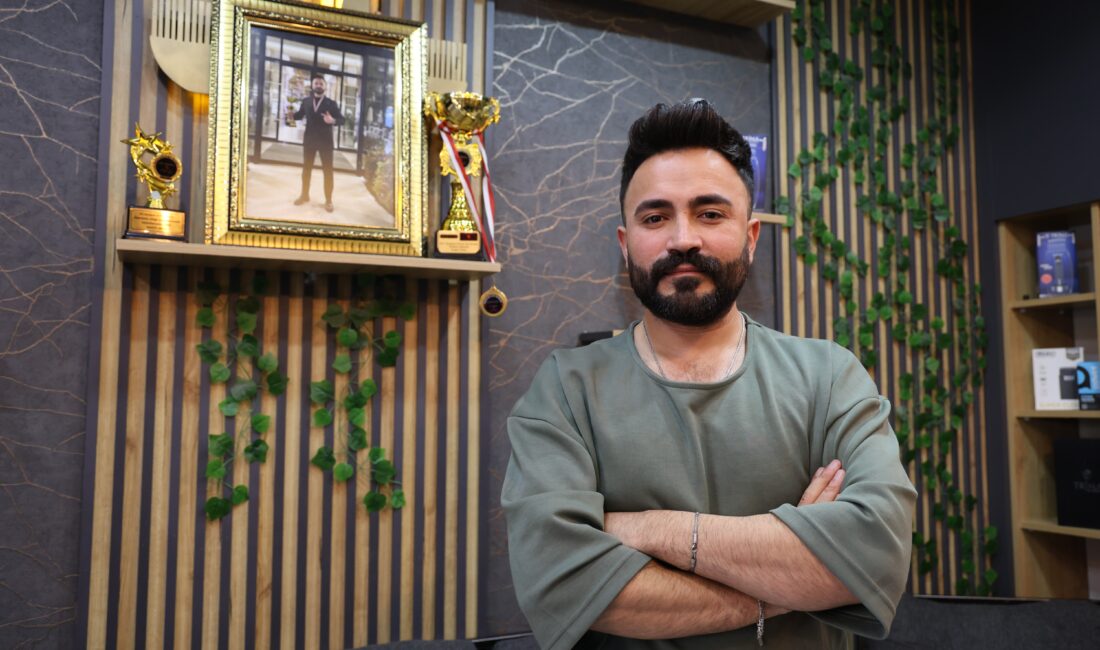 Sivas'ta uzun yıllardır kuaförlük yapan Samet Totaş, yeni eğitim-öğretim dönemi