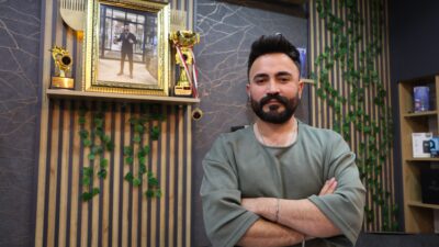 Sivas'ta uzun yıllardır kuaförlük yapan Samet Totaş, yeni eğitim-öğretim dönemi