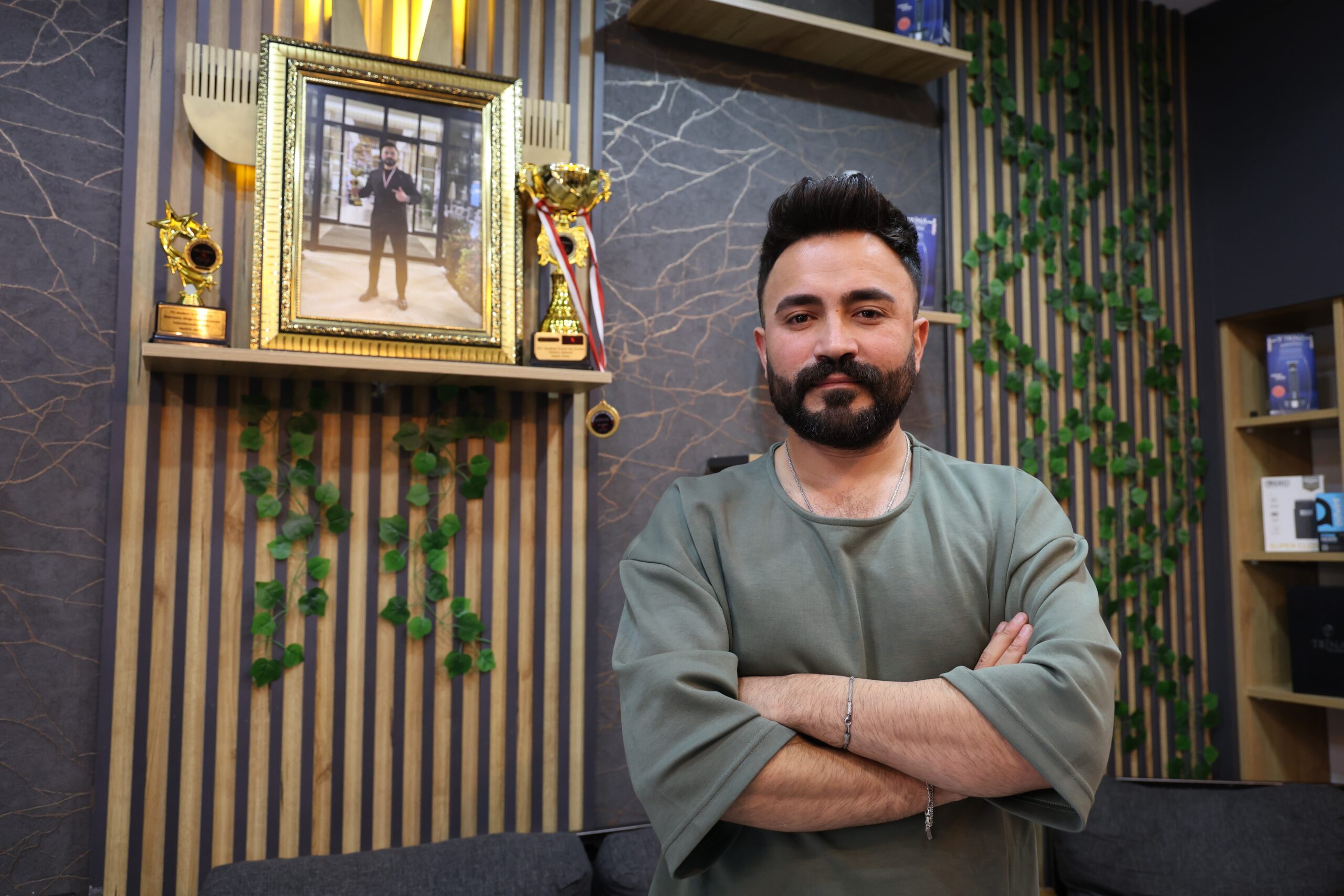 Sivas'ta uzun yıllardır kuaförlük yapan Samet Totaş, yeni eğitim-öğretim dönemi