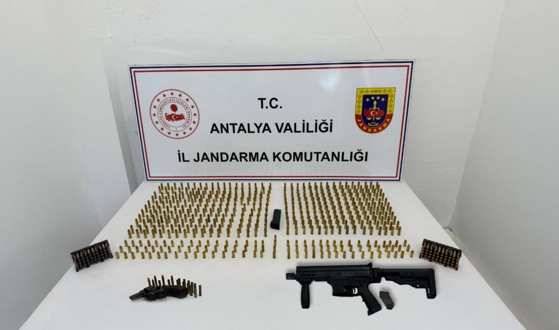 Antalya Kepez’de düzenlenen kaçak silah operasyonunda, 1 adet suikast silahı,