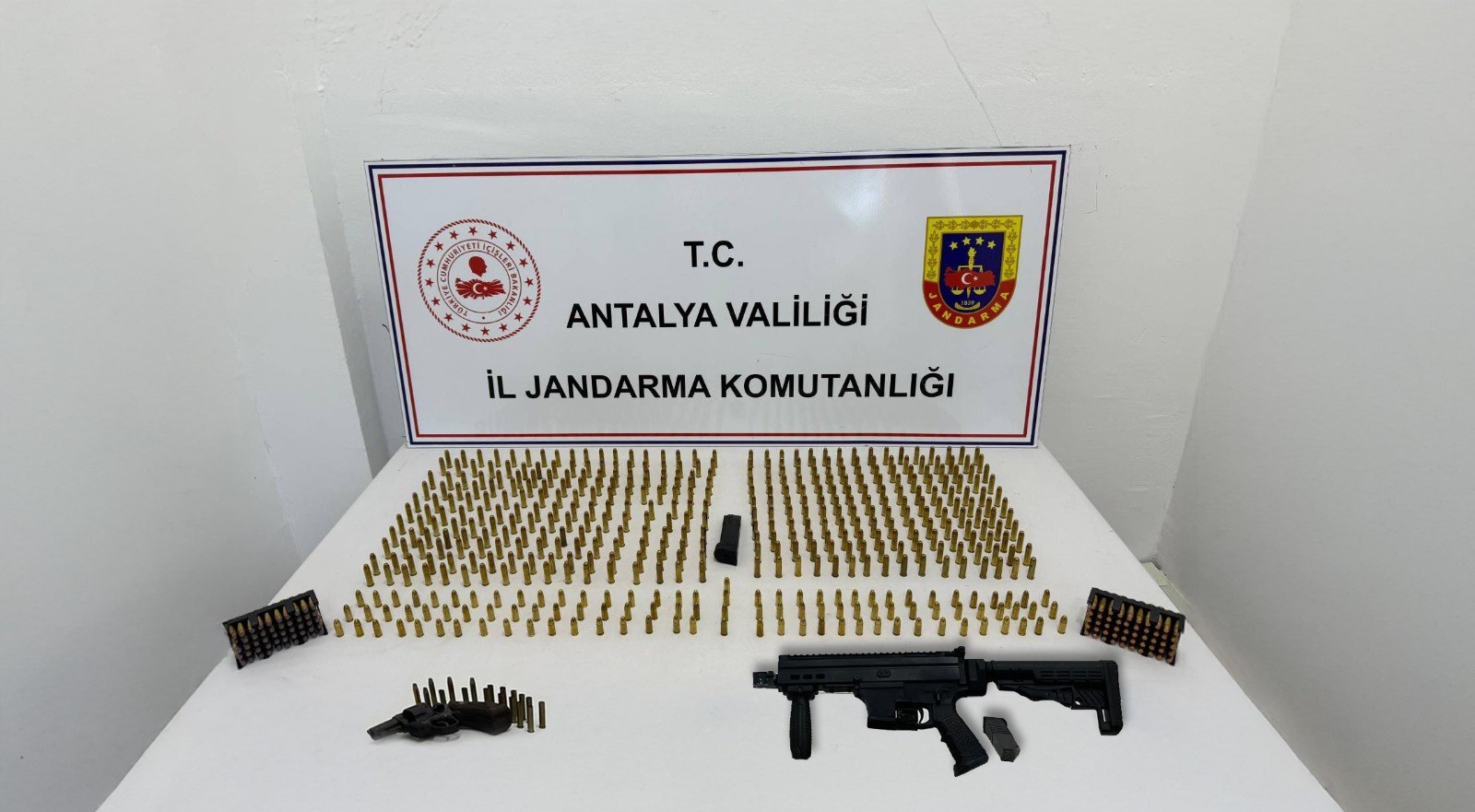 Antalya Kepez’de düzenlenen kaçak silah operasyonunda, 1 adet suikast silahı,