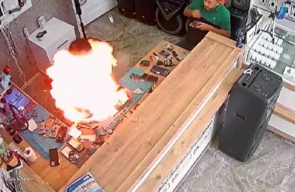 Telefon Bataryası Tamircinin Elinde Bomba Gibi Patladı Aksaray Ortaköy’de bir telefon tamircisinin elinde, bataryayı çıkartmaya çalışırken patlayan