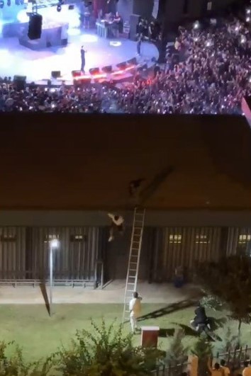 Mersin’in Mezitli ilçesinde düzenlenen konseri, binanın damına çıkarak izlemeye çalışan