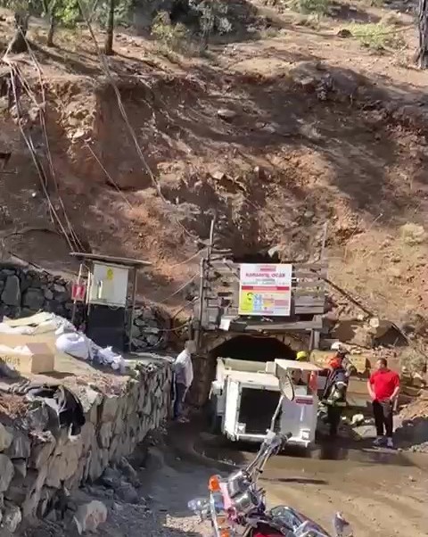 Denizli’nin Acıpayam ilçesinde bir krom madeninde meydana gelen göçükte mahsur
