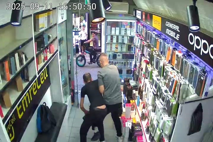 Zonguldak'ın Ereğli ilçesinde, Müftü Mahallesi'ndeki bir cep telefonu dükkanına maket