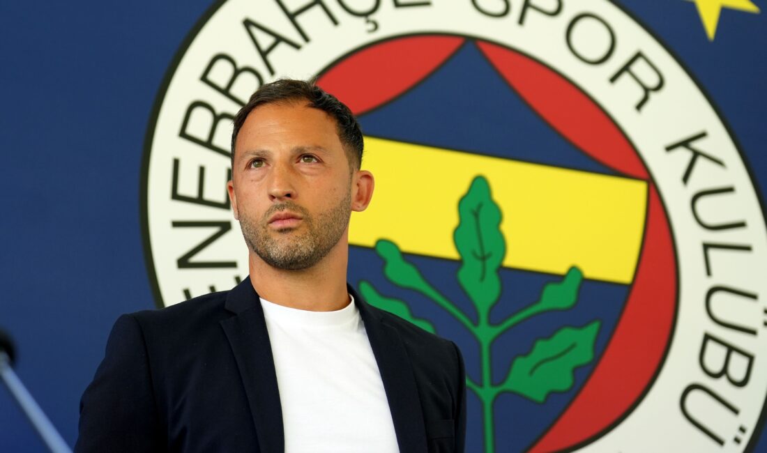 İstanbul'da düzenlenen imza töreniyle Fenerbahçe'nin yeni teknik direktörü Domenico Tedesco