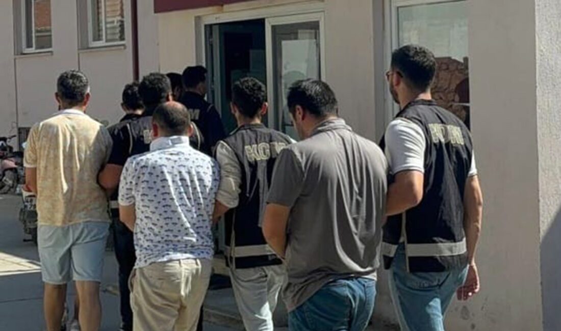 Tekne ile Yunanistan’a Kaçmaya Çalışan 8 FETÖ Üyesi Yakalandı Muğla’nın Datça ilçesi açıklarında yurtdışı çıkış yasağı bulunan 8 FETÖ