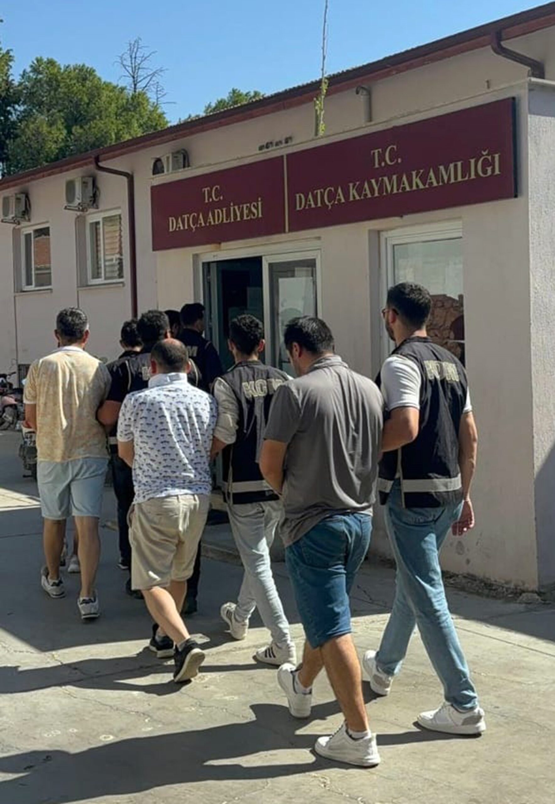 Muğla’nın Datça ilçesi açıklarında yurtdışı çıkış yasağı bulunan 8 FETÖ