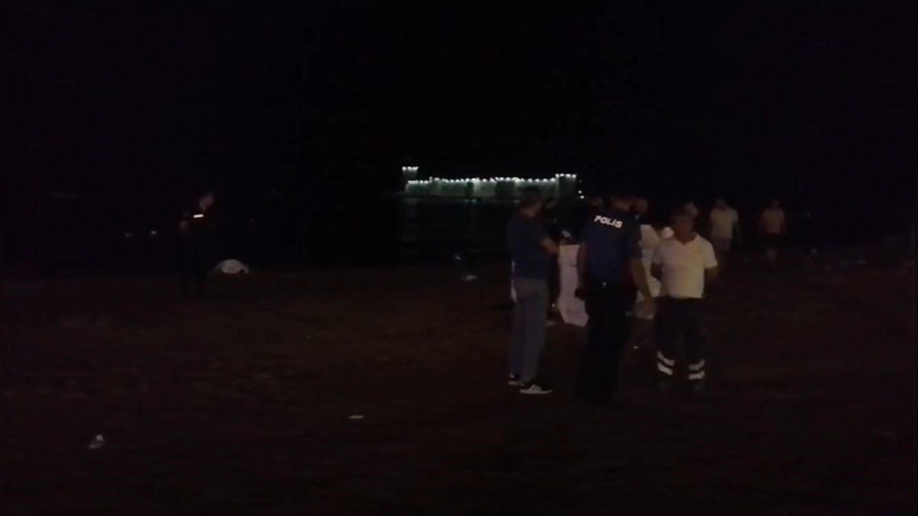 Gece saatlerinde arkadaşlarıyla birlikte denize giren 55 yaşındaki bir kişi,