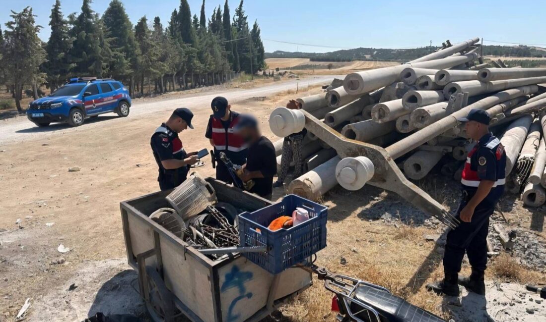 Jandarmadan Hırsızlara Suçüstü Baskın Manisa’nın Saruhanlı ilçesinde devriye gezen jandarma ekipleri, elektrik direklerindeki demirleri